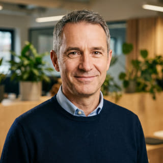 Foto de perfil de James Mitchell, quien figura como Director Ejecutivo en Alba Valimbraza